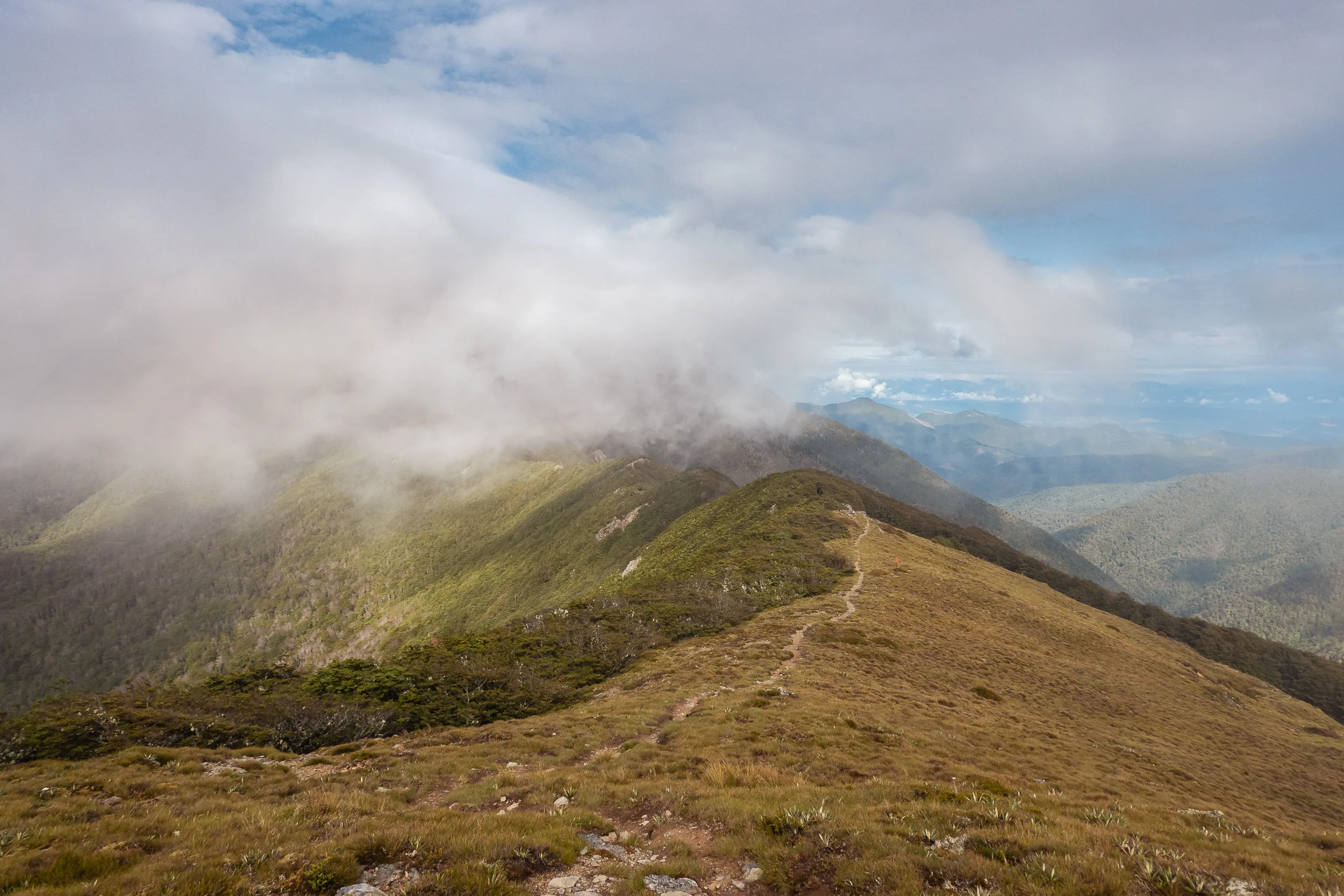 Gratrücken mit Nebel und Wolken
