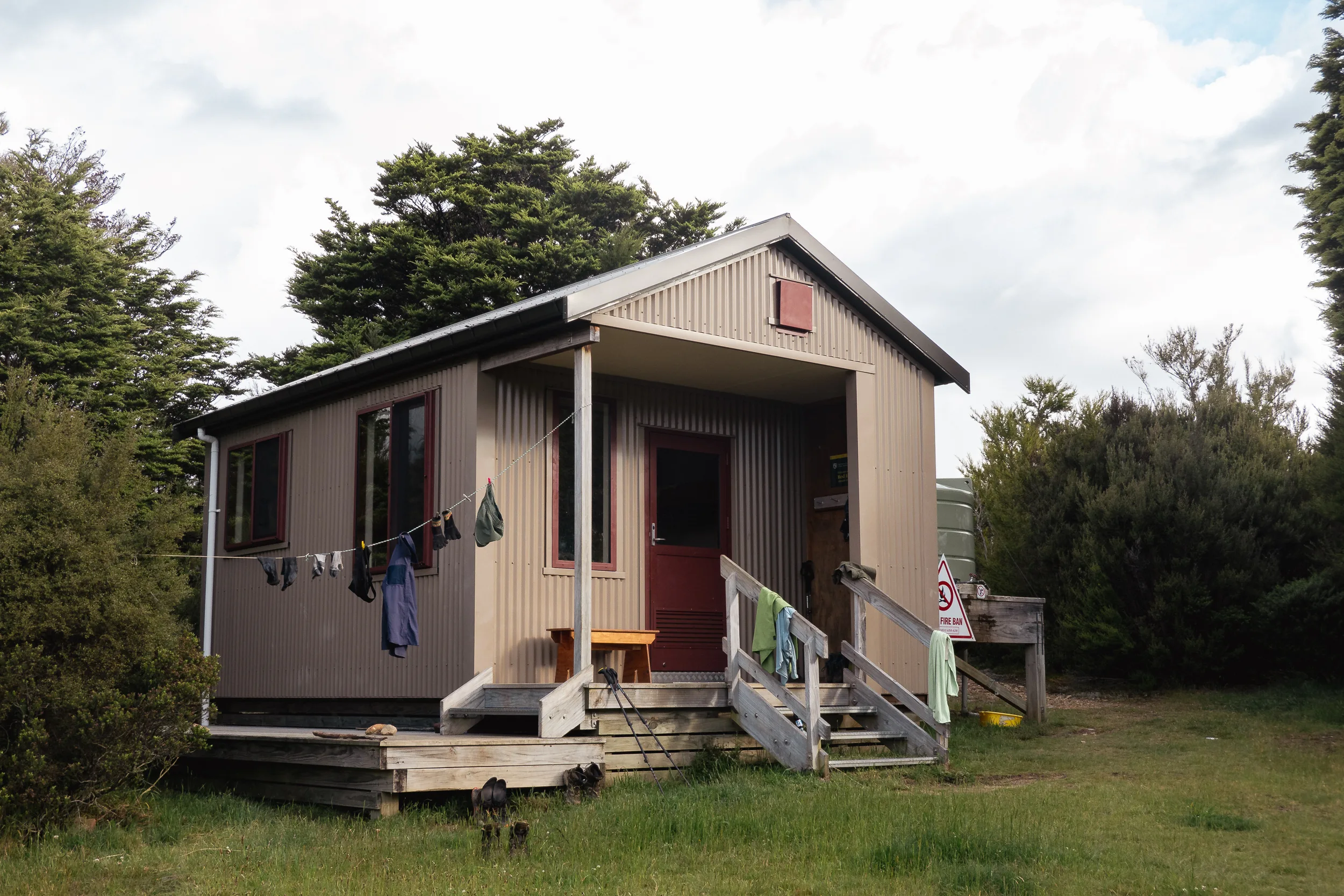 Hütte mit Kleidern