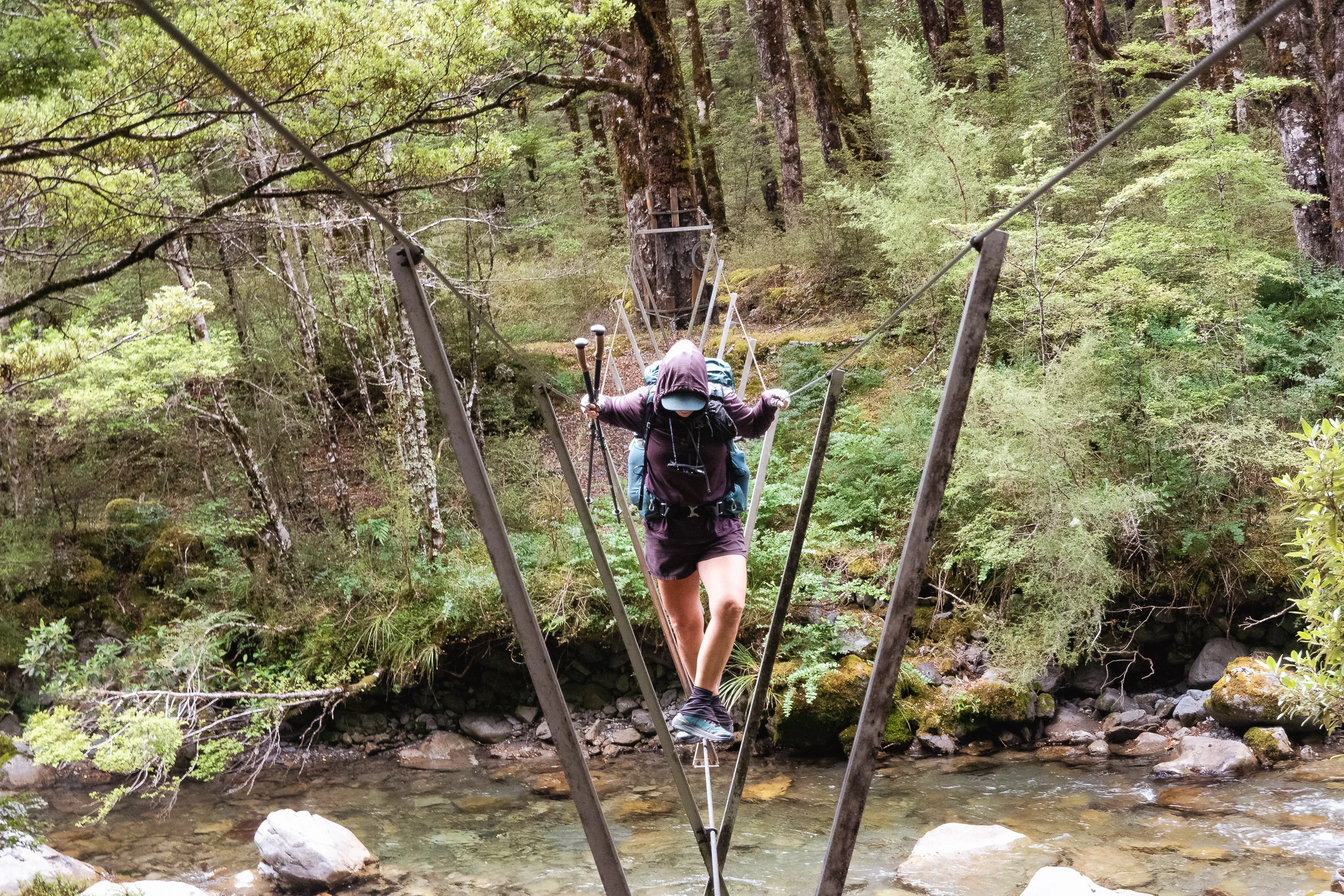 Wanderin auf Hängebrücke mit nur einem Seil