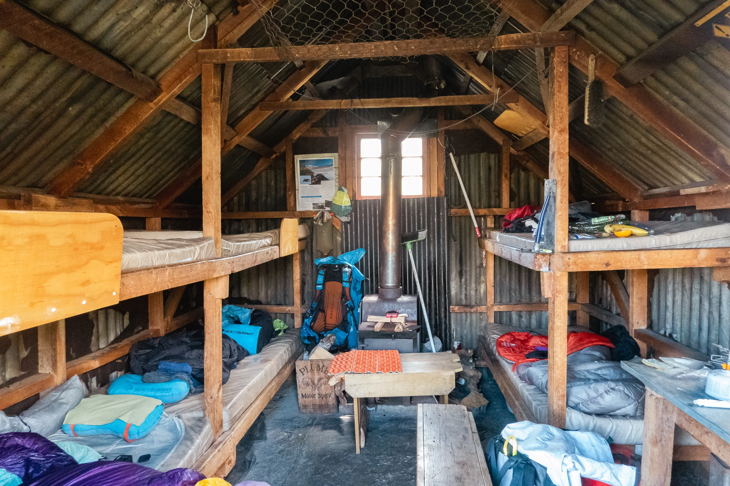 Einfache Einrichtung in der Hütte.