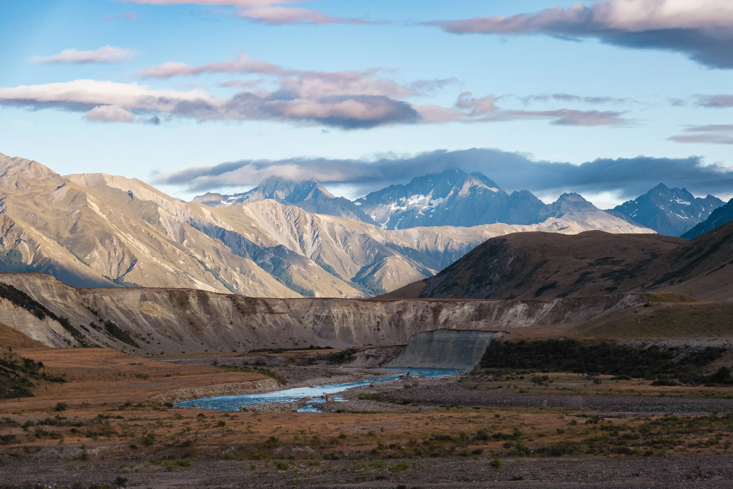 Fluss und Berglandschaft