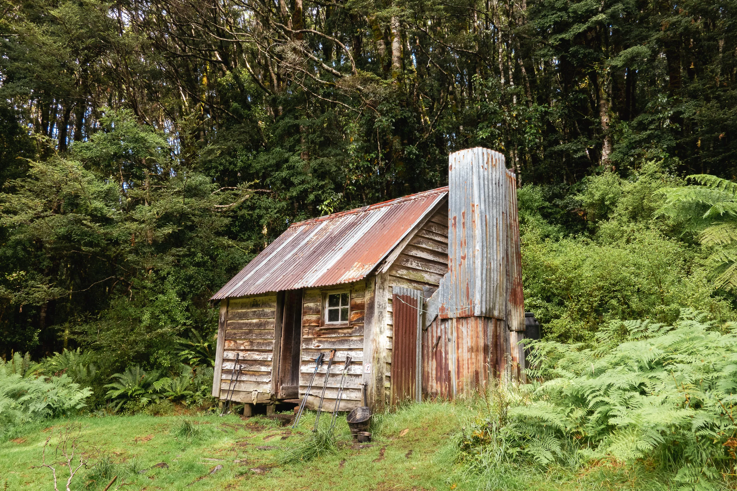 Alte verlotterte Blechhütte.