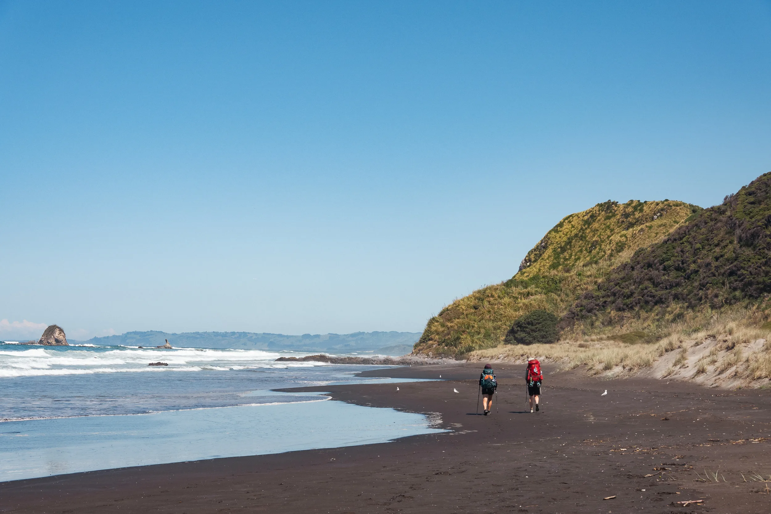 Zwei Wanderer im schwarzen Sand