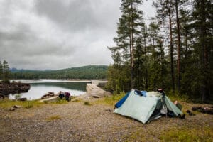 Dyneema Zelt neben einsamen Stausee mit dunklen Wolken