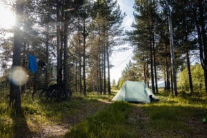 Eine verlassene Strasse in der Nähe eines Flusses war unser Camp spot