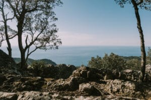 Steinige Aussicht aufs Meer in Mallorca