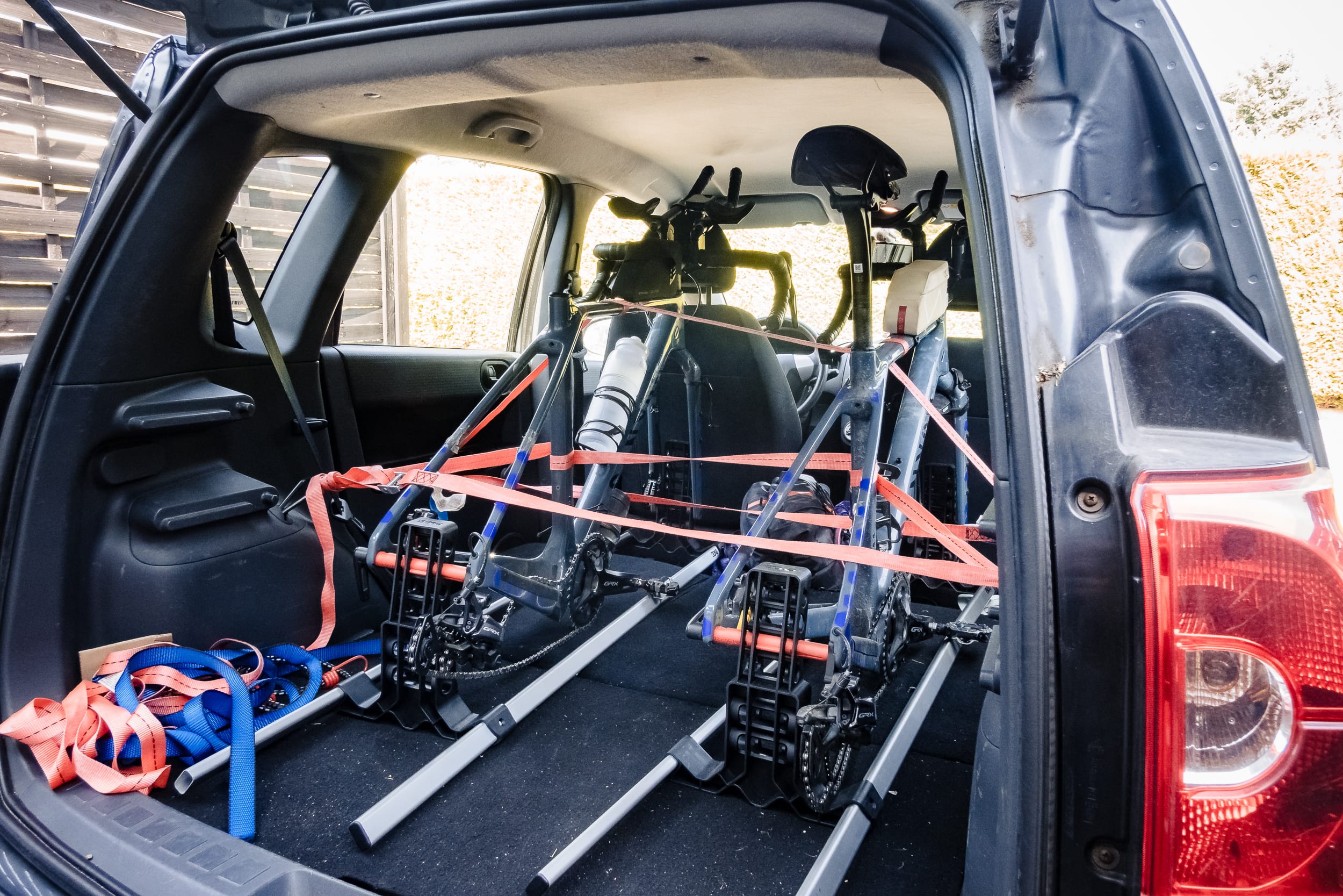 Raumwunder Mitsubishi Colt Gravelbikes im Kofferraum vom Mitsubishi Colt