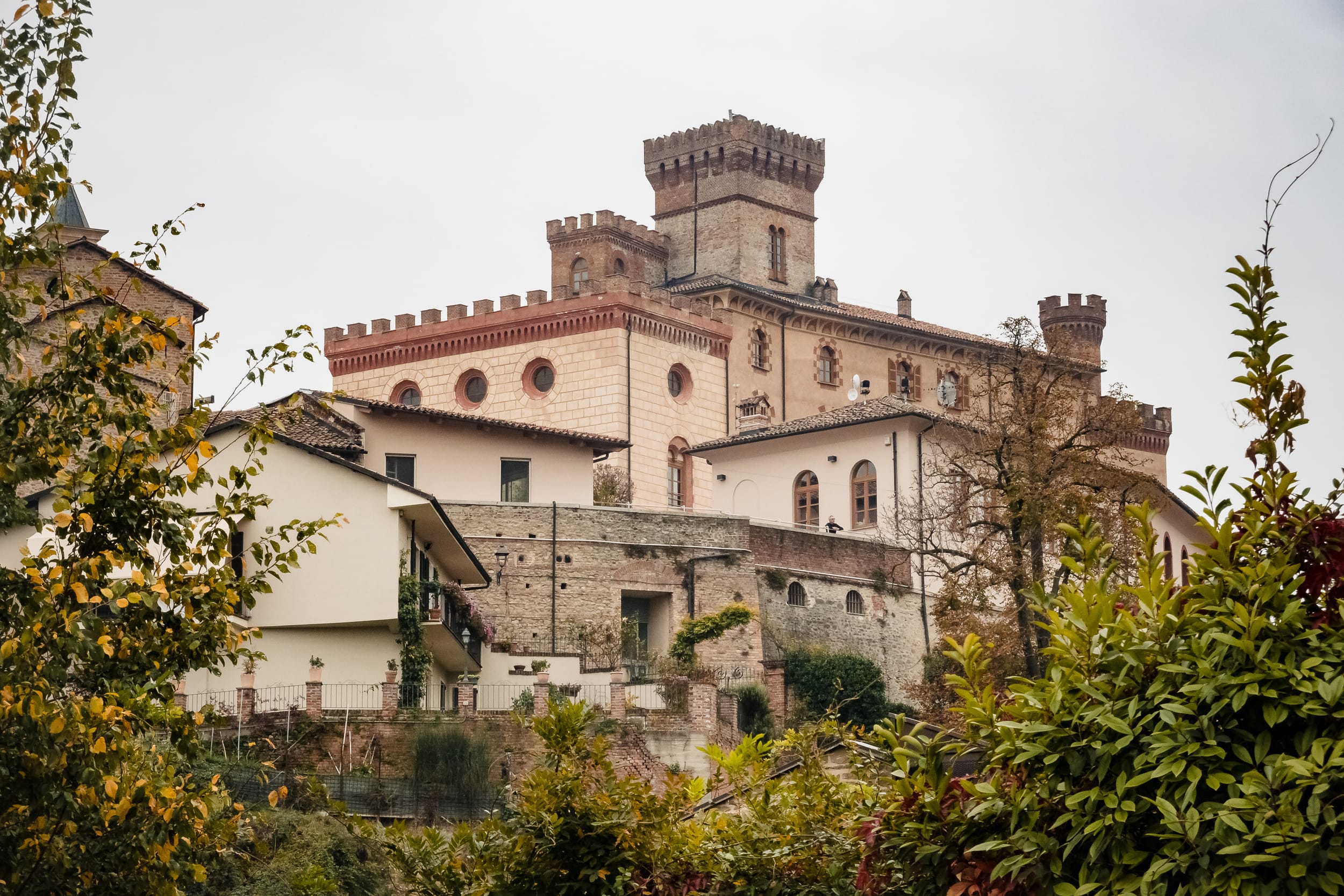 Wo der gute Wein herkommt Barolo Schloss im Piemont