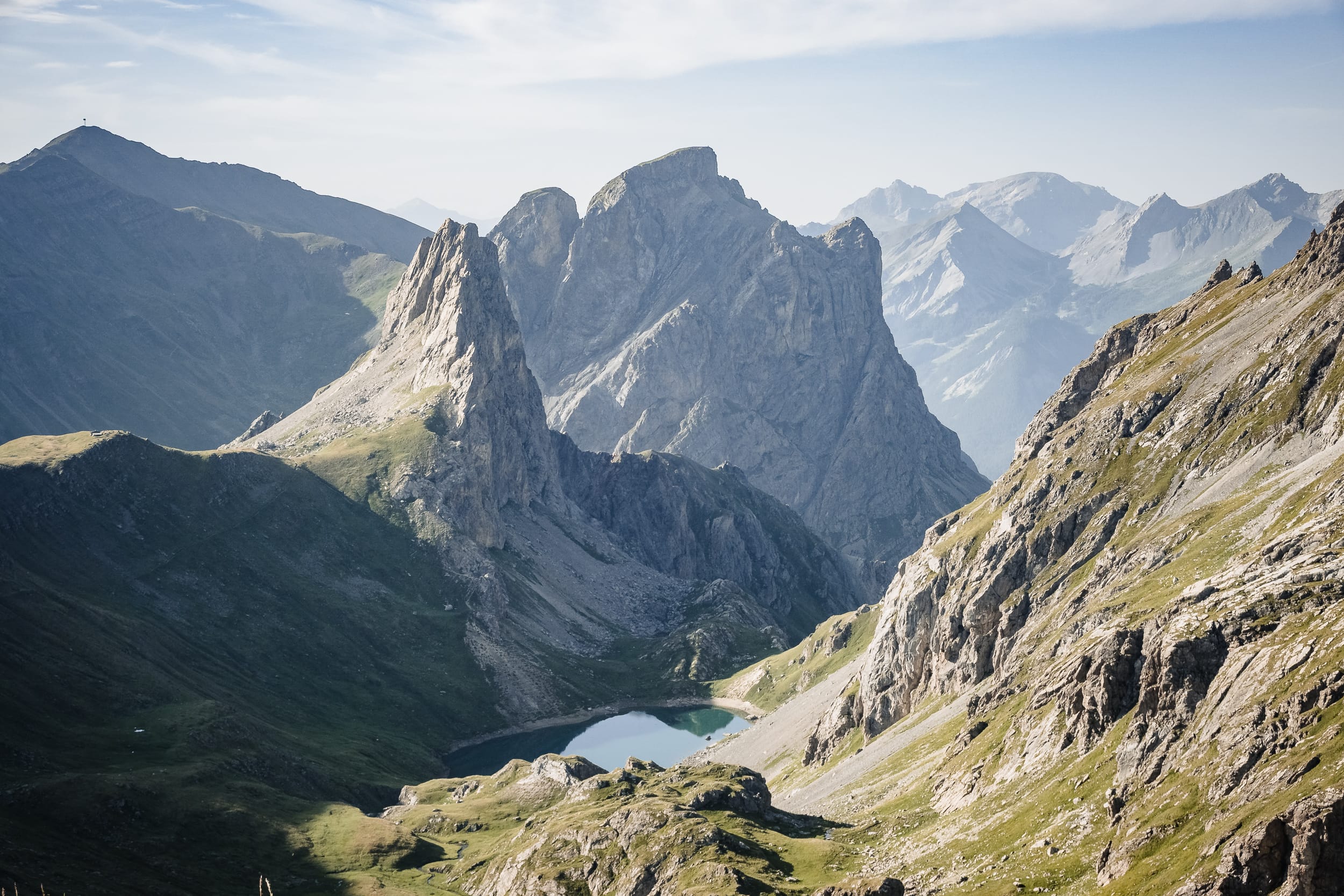 Bergsee inmitten von steilen Felswänden