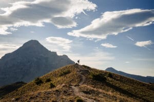 Highlights schaut auf Handy. Berge und Wolken